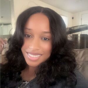 Meet your Posher, Nia